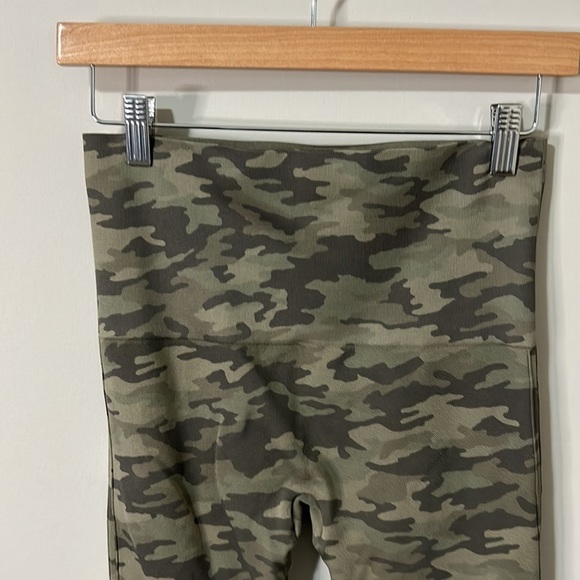 Spanx Look At Me Now Crop Capri Seamless Leggings Green Camo XLarge - Picture 7 of 11